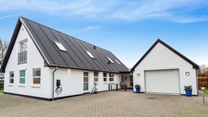 Ejendomsmæglerfirmaet Thomas Risager A/S præsenterer: En moderne villa med plads til både familie og virksomhed