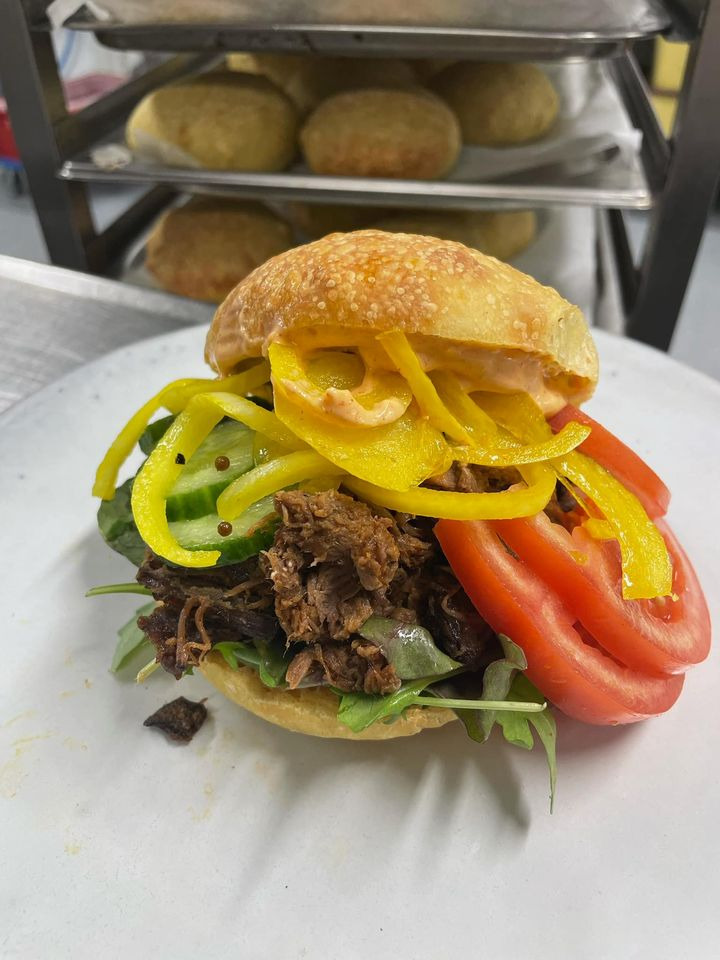 Maria's Deli frister med pulled beef burger til frokost