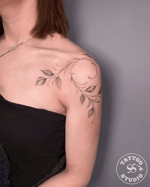 Tattoo Studio 96: Stilrent og diskret design af Inna