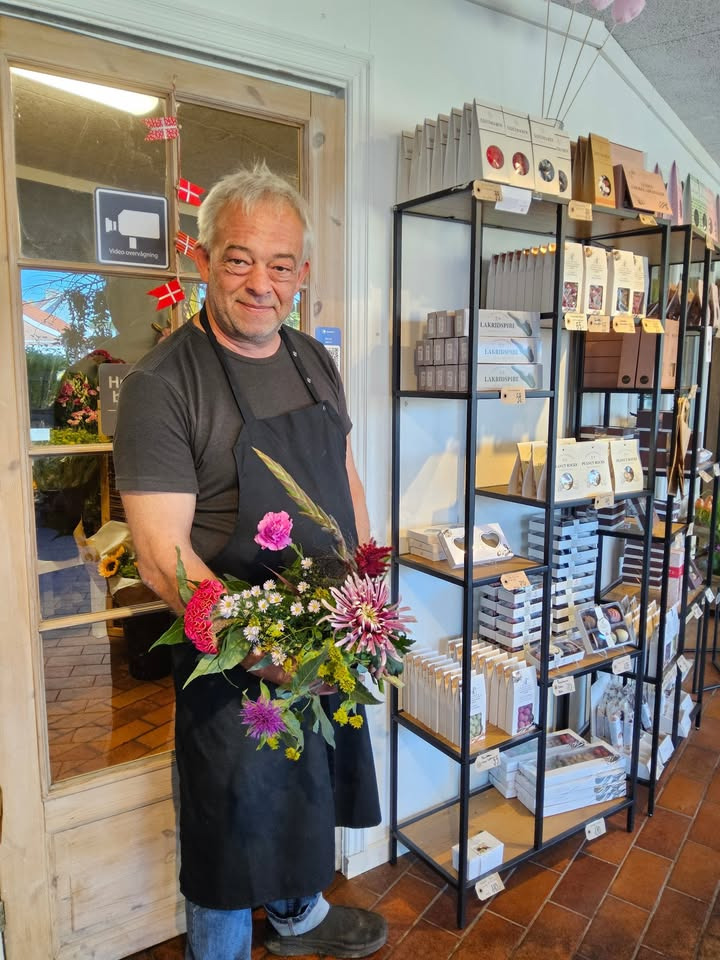 Flore Vida præsenterer ugens buket og introducerer chefen Ib