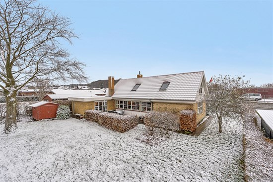 Skolevej 17 og 1 anden boliger er kommet til salg denne uge i Låsby - se boligerne her.