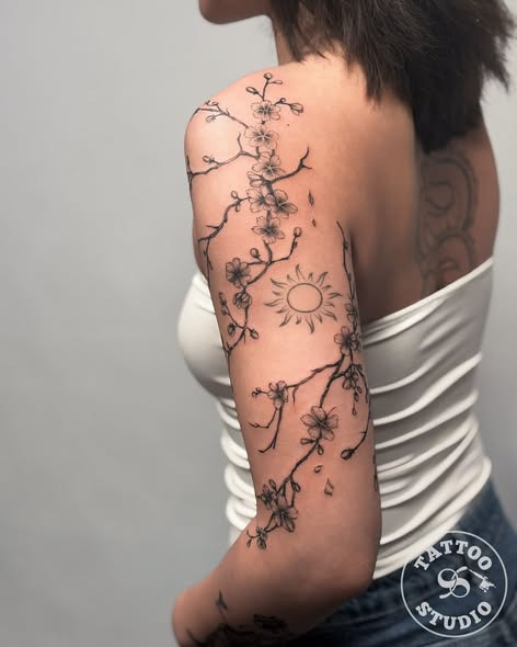 Tattoo Studio 96 Aalborg viser floralt projekt udført af Alberte