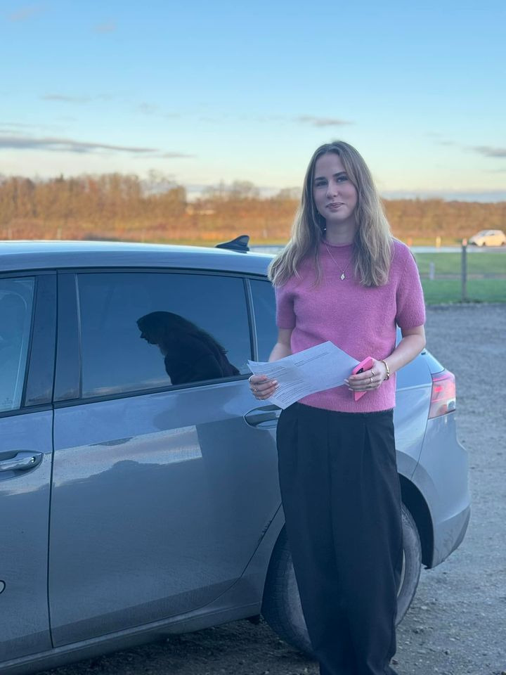 Freja bestod køreprøven hos Frisdal Køreskole I/S trods myldretiden