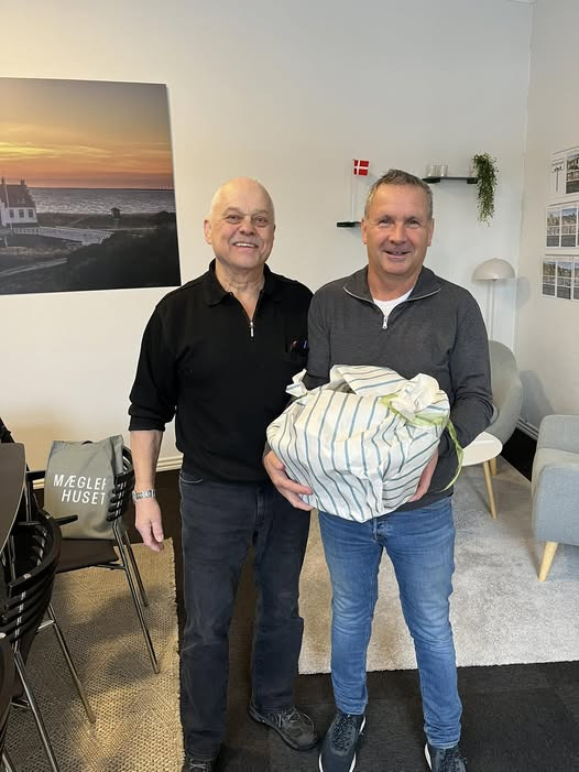 Mæglerhuset Asger Larsen byder Gabriel og Dagmar velkommen til deres nye hjem i Overlade