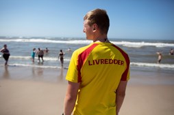 Vinden udfordrer strandgæsterne