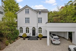 Ejendomsmæglerne Hansen & Thoft præsenterer: Unik villa i Hasseris med betagende udsigt og charmerende arkitektur