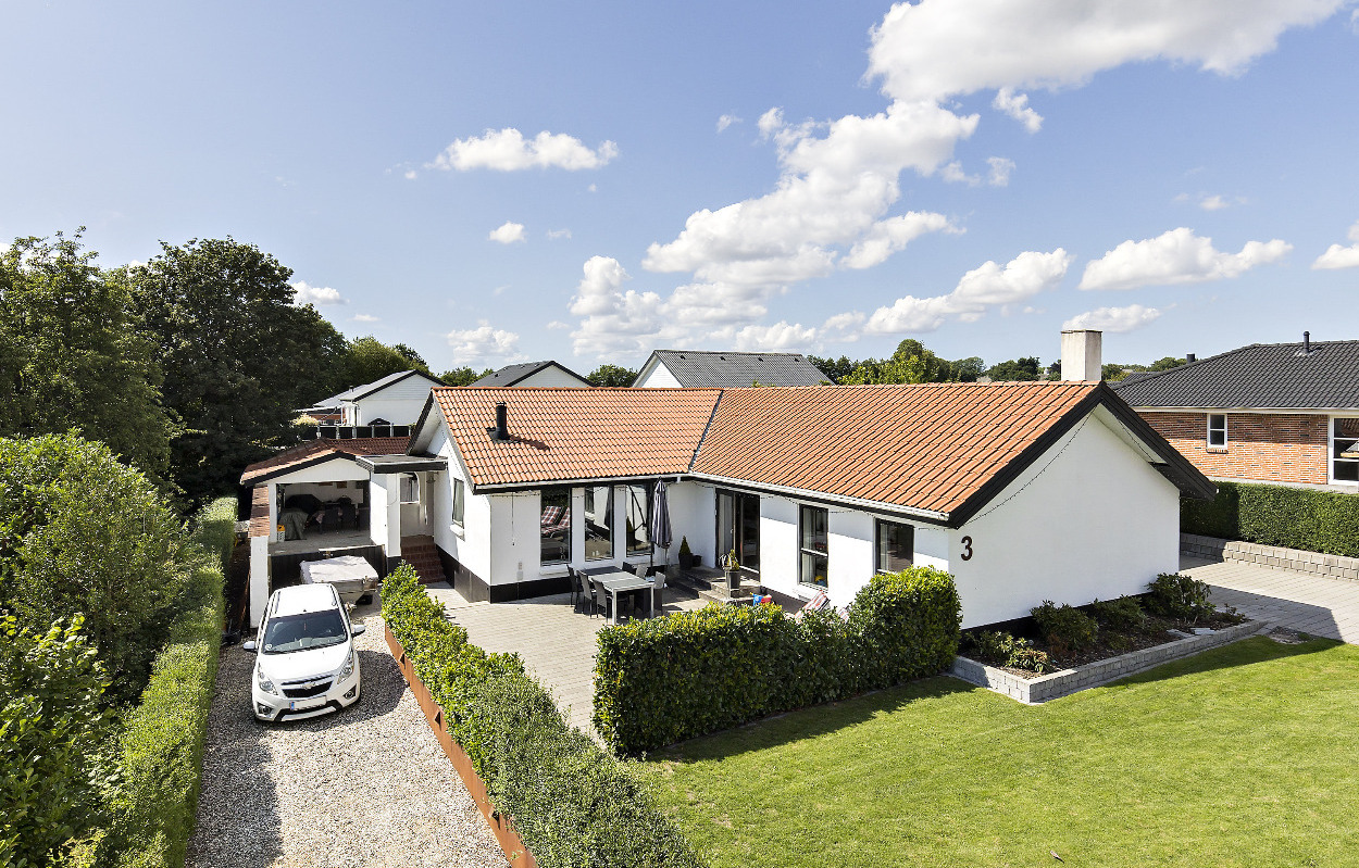 Velindrettet 1-plansvilla med hyggelig have til salg hos EDC Trio