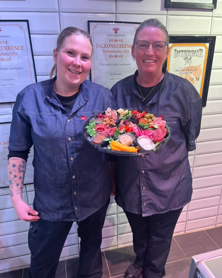 Slagter Primby siger velkommen til Gitte og farvel til Michèle med tilbud på tapasplatte