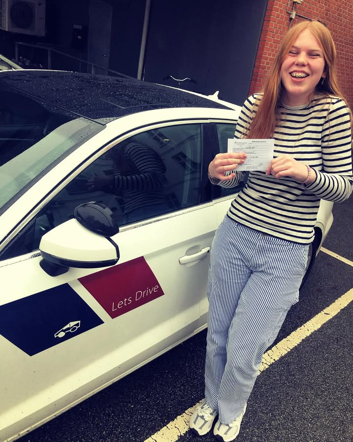 Lets Drive ønsker Emma tillykke med kørekortet