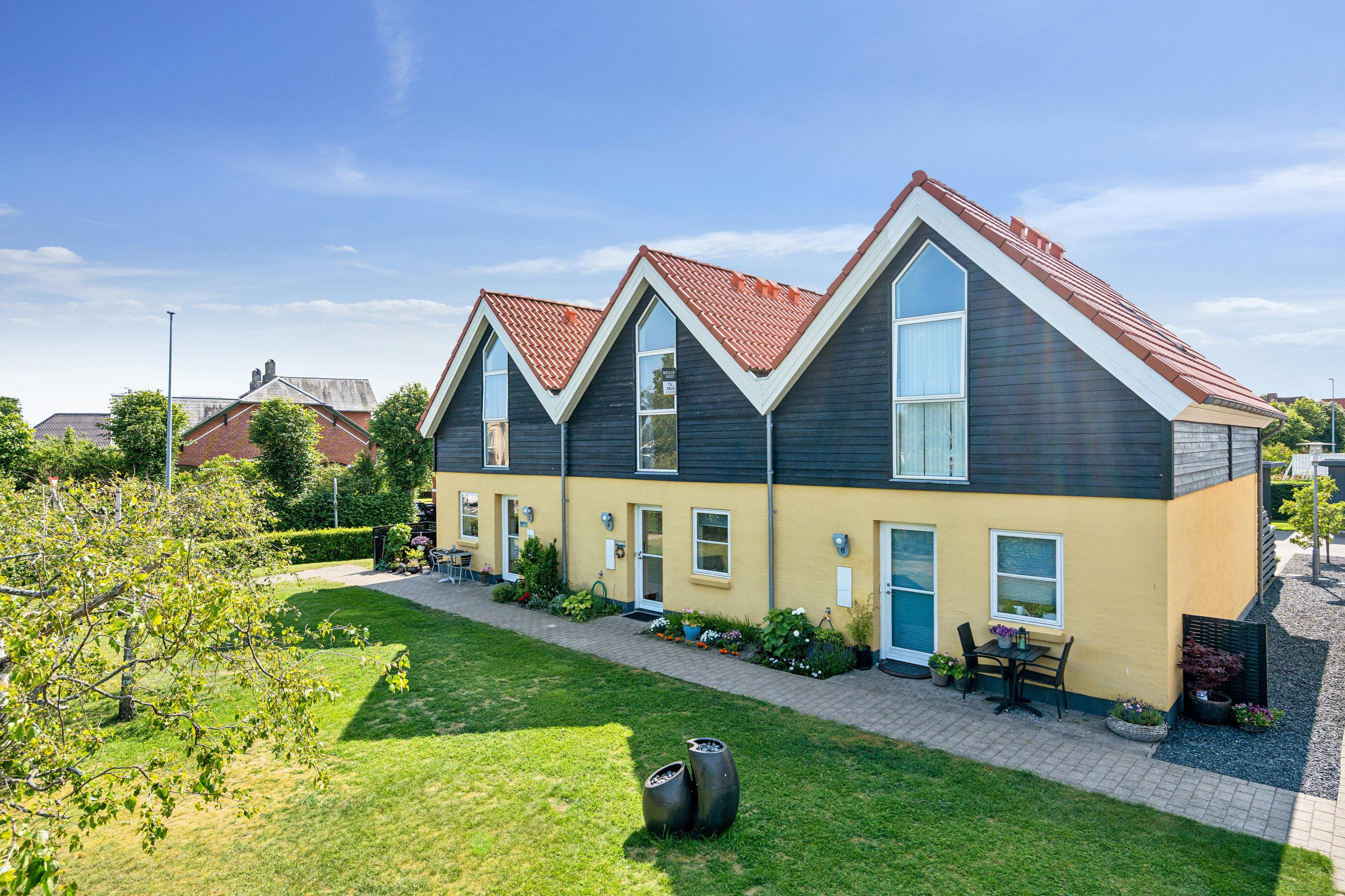 Til salg hos Mæglerhuset Sæby: Skøn andelsbolig i to plan centralt i Sæby