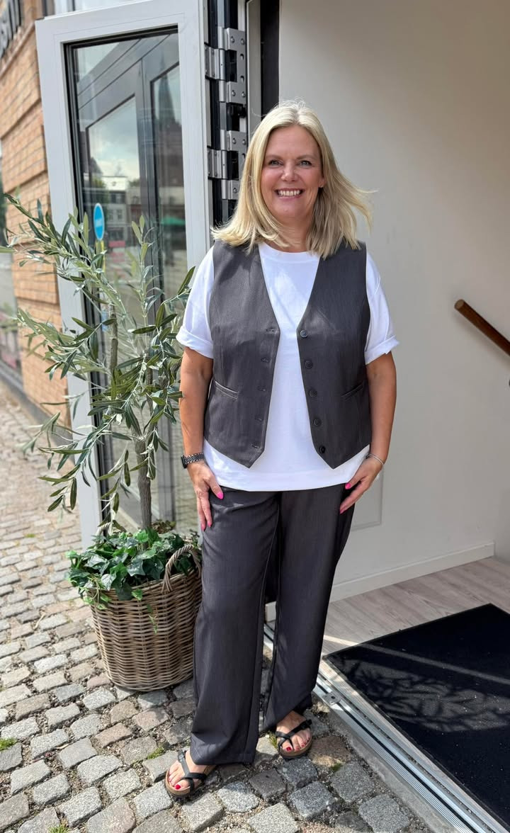 Only Curves lancerer stilfuldt sæt med vest og bukser til hverdagsbrug