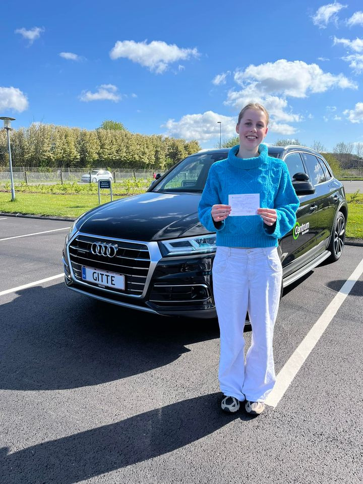 Ida Sofie starter ugen med kørekort og solskinsvejr: en opfordring til sikker kørsel