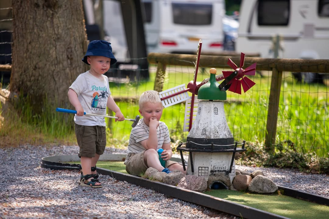 Skyttehusets Outdoor Camp inviterer til bedsteforældreuge med sjove aktiviteter og grill ved søen