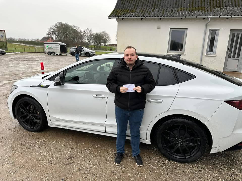 Emil bestod køreprøven med ros hos Frisdal Køreskole I/S