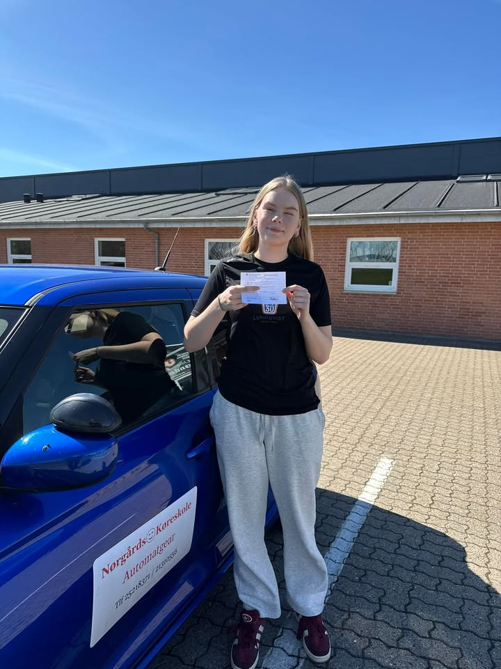 Nørgaards Køreskole fejrer ny elev med erhvervet kørekort i Kaas