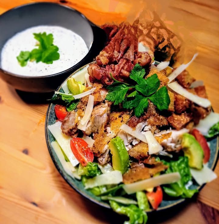 Ny lækker Cæsarsalat klar til afhentning hos Njordkøkken på tirsdag