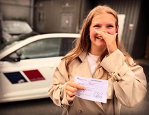 Lets Drive fejrer Victorias succesfulde køreprøve og positive energi