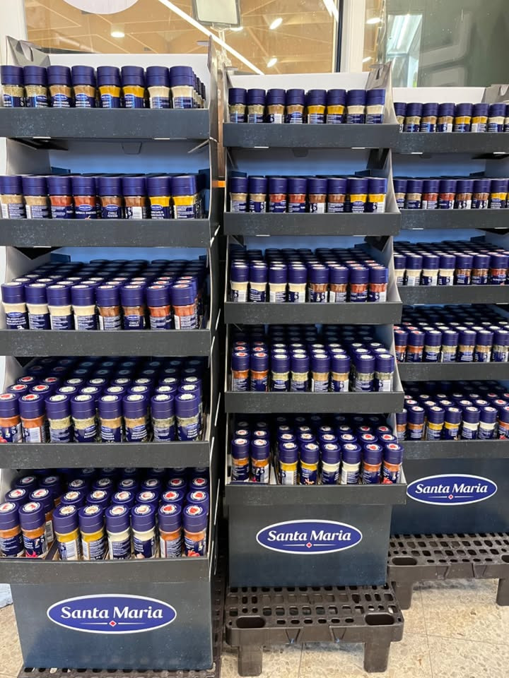MENY Hobro sælger Santa Maria-krydderier i glas til 10,95 kr.