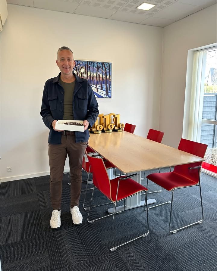 Home Hjørring modtager kage fra tilfreds kunde efter vellykket hussalg