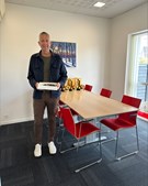 Home Hjørring modtager kage fra tilfreds kunde efter vellykket hussalg