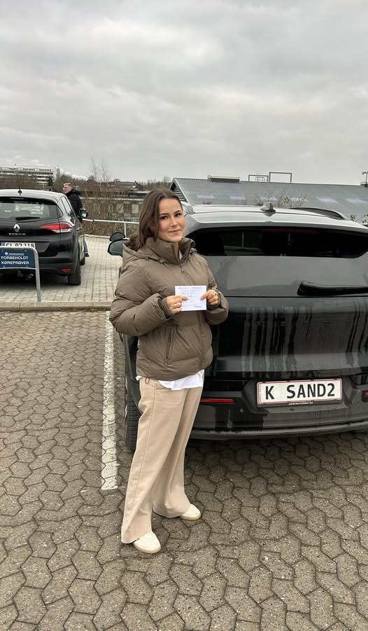 Kenneth Sand Køreskole ønsker Emmelie stort tillykke med bestået køreprøve