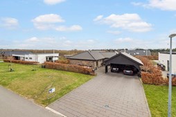 RealMæglerne Esbjerg: Unikt nybygget hus med ideel familievenlig indretning tæt på naturen til salg