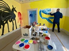 Næblerød maler på væggene i Vejle