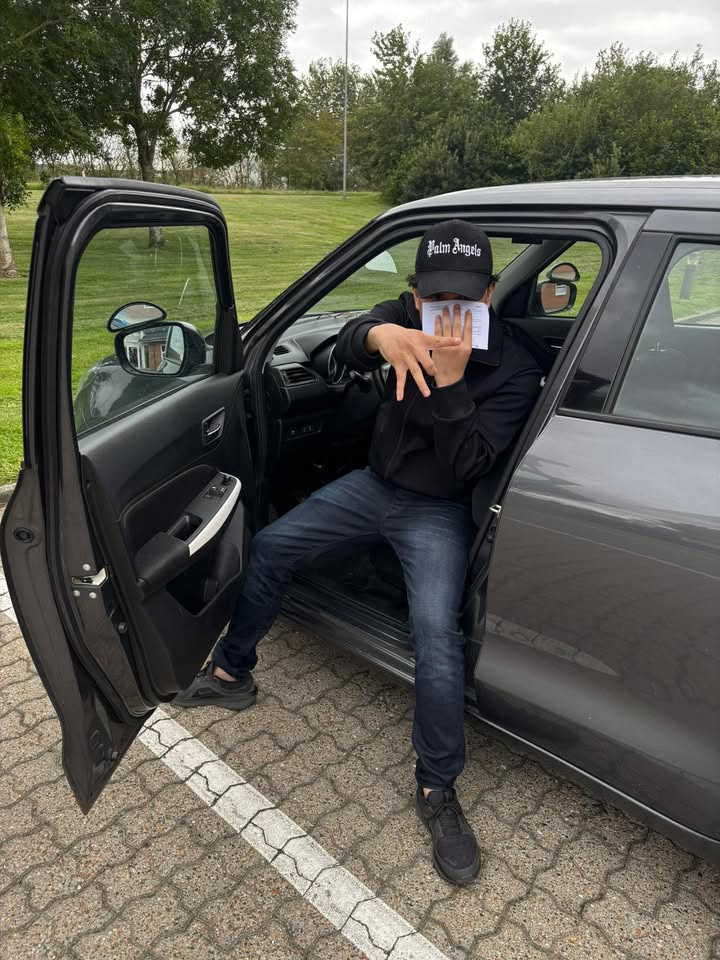 Muammar Shafiq har bestået køreprøven hos Nørgaards Køreskole