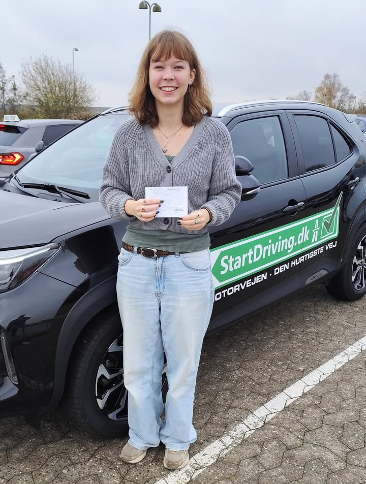 Karoline bestod køreprøven i Aalborg trods gråvejr, fejret med roser