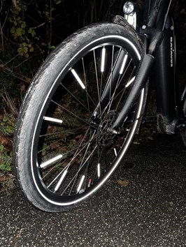 Per P. Cykler opfordrer til synlighed på cyklen med stort udvalg af lygter og reflekser