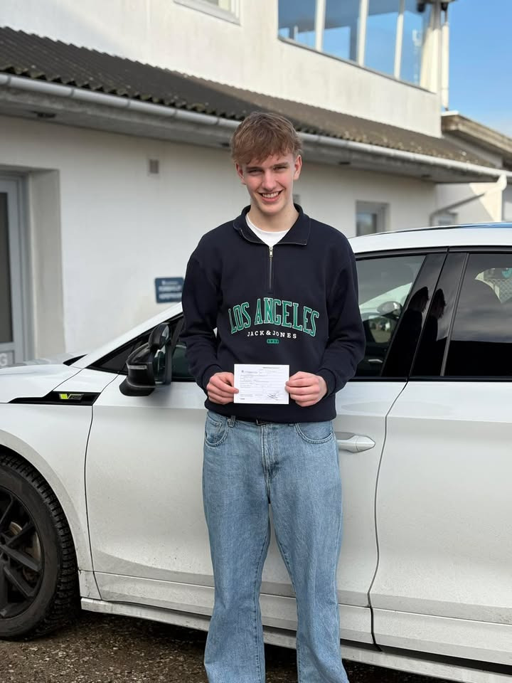 Anders Stenneke får kørekort hos Frisdal Køreskole I/S