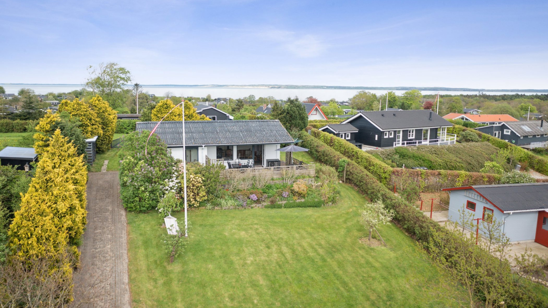 Sommerhusidyl med fantastisk markudsigt venter i Eskov