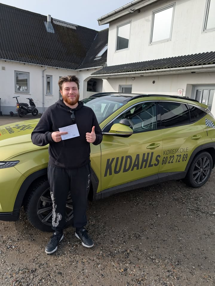Kudahls Køreskole fejrer Jonas' nye kørekort og ønsker held og lykke med uddannelsen