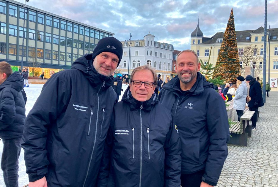 Gademedarbejdere og unge hjælpes ad: På skøjtebanen skal der være fuld blæs på hyggen