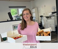 Westergaard Bolig fejrer kundetilfredshed med kageoverraskelse