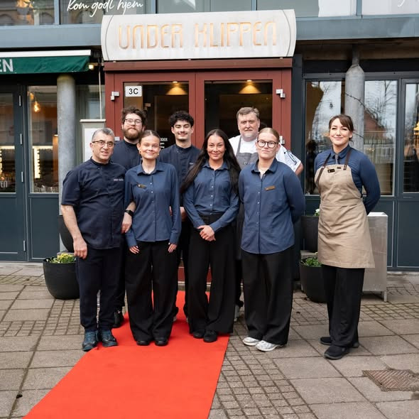 Restaurant Under Klippen fejrer succesfuld galla middag med glade gæster