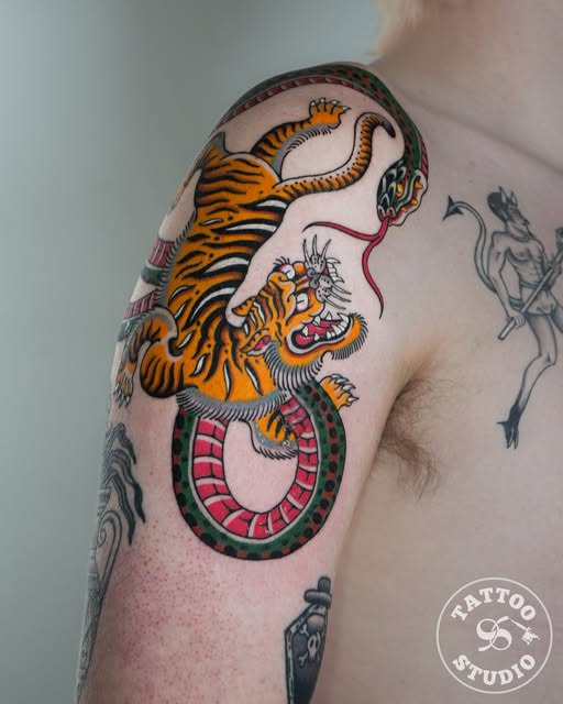 Andres fremmer traditional tattoo-stil hos Tattoo Studio 96 i Aalborg