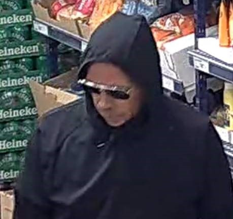 Efterlysning af gerningsmand bag groft røveri i supermarked