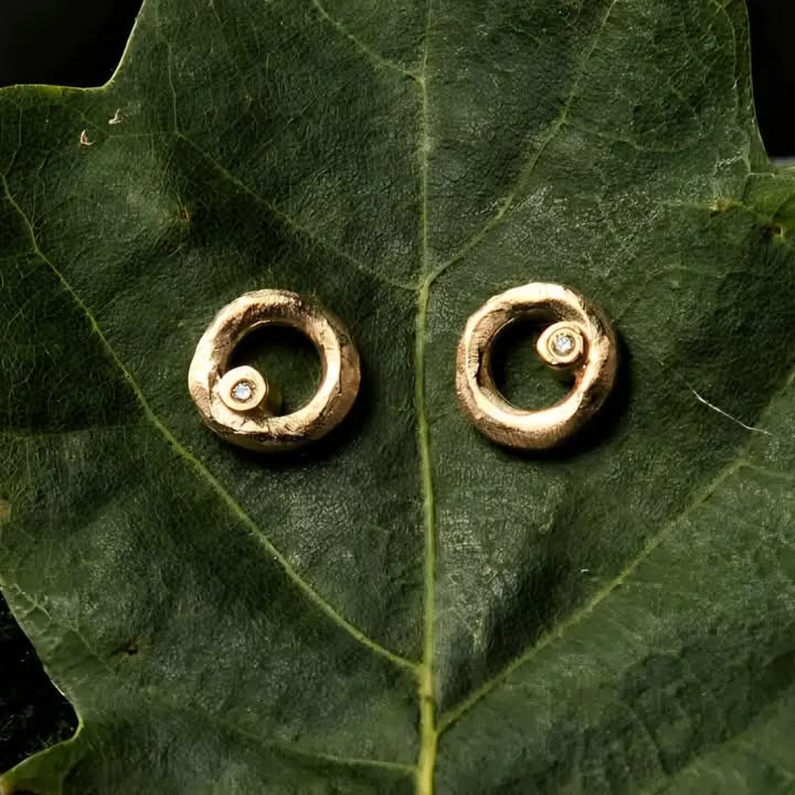 Guldsmed Ø fremviser eksklusivt udvalg af guldøreringe til julen