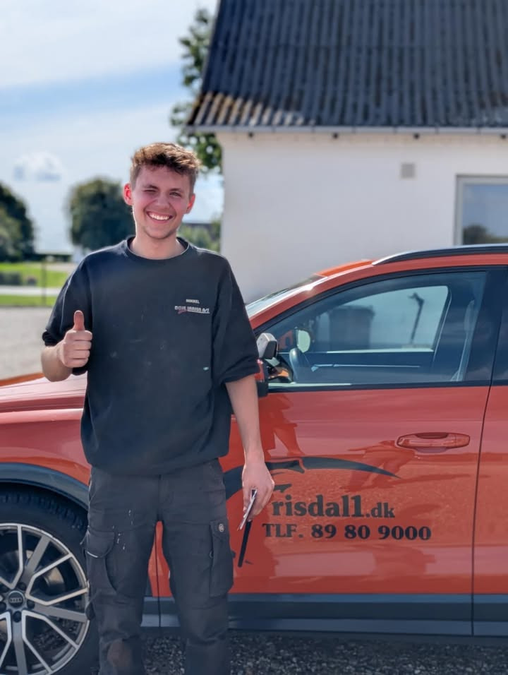 Frisdal Køreskole I/S fejrer Mikkels kørekortsucces mens instruktøren nyder Sydfrankrig