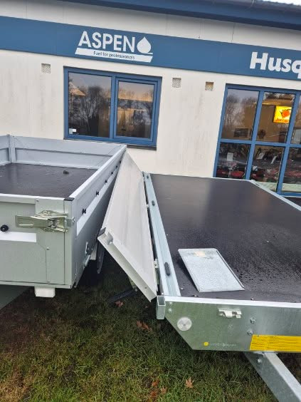 Bonde Maskiner efterlyser stjålne trailersider efter weekendindbrud