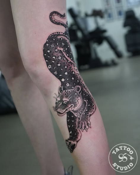Tattoo Studio 96 fremviser japansk leoparddesign af Andrés