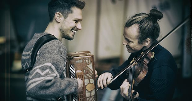 Oplev en aften med dansk folkemusik i Aggersborg Kirke