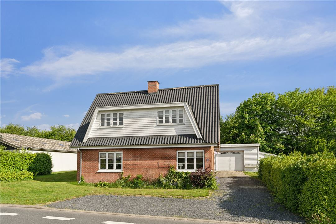 villa med rummeligt udhus i naturskønne omgivelser