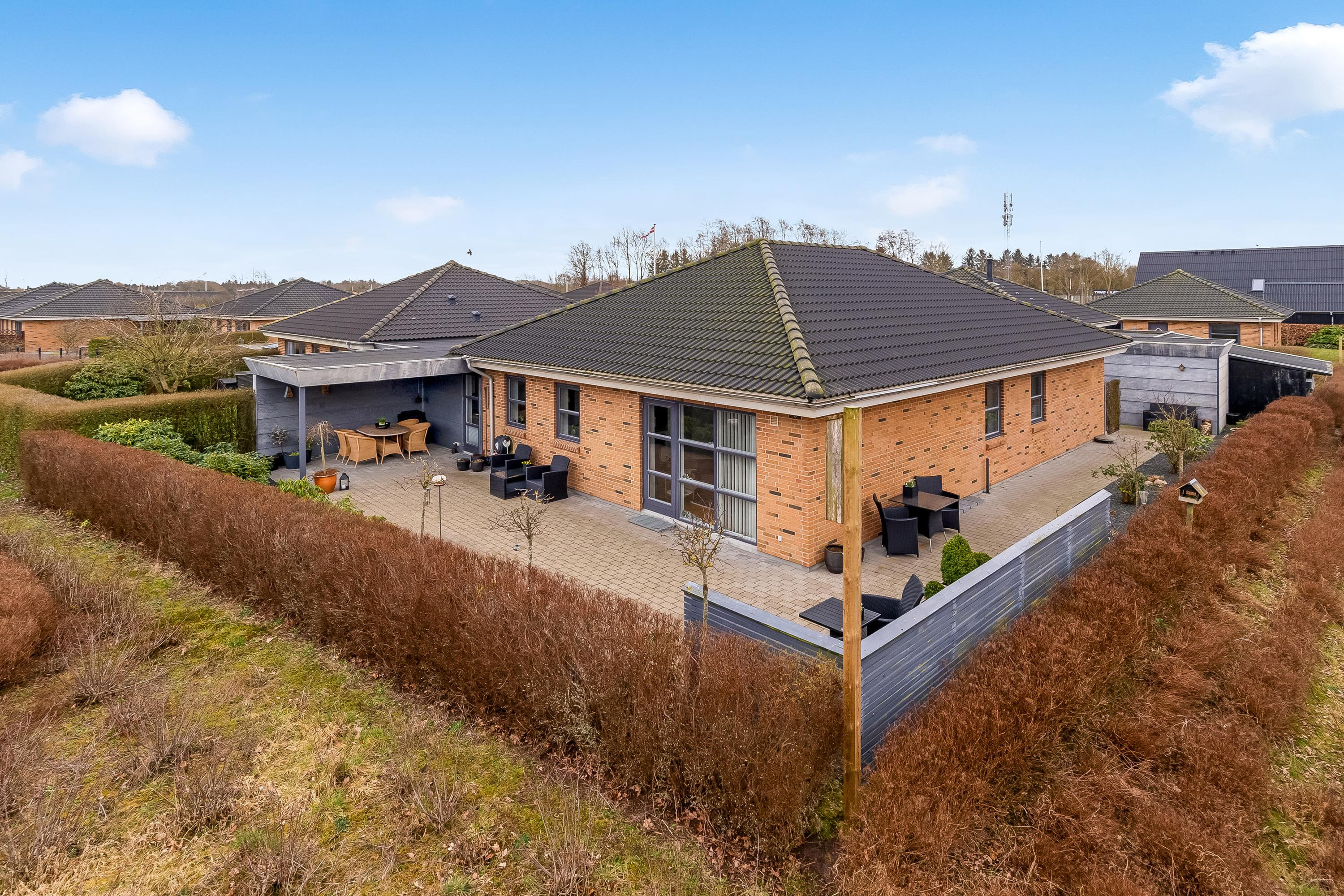 Til salg hos RealMæglerne Holstebro: Fuldmuret enderækkehus i Mejdalparken