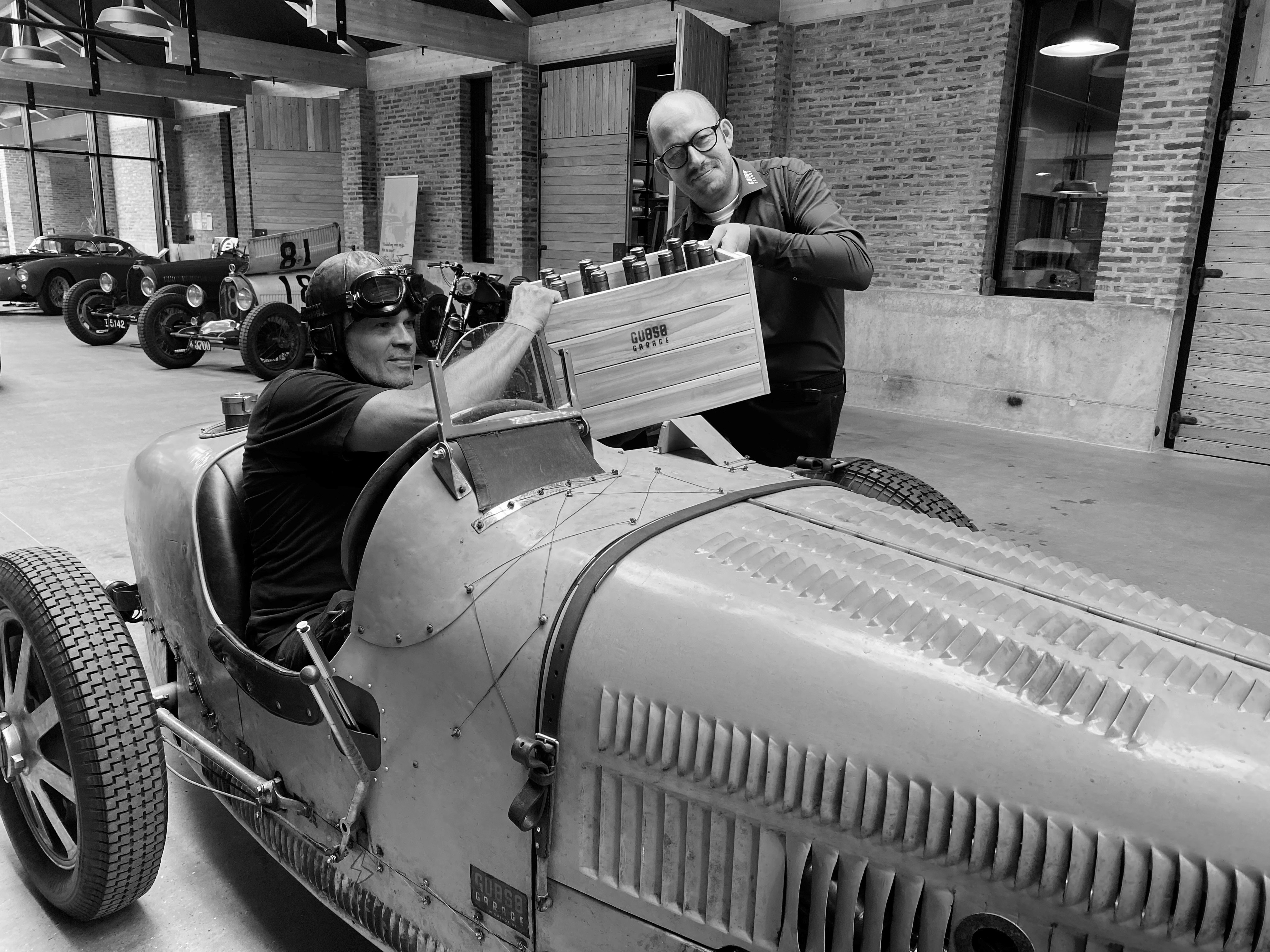 Bugatti-brummen og Beaujolais-hygge i Gubsø Garage