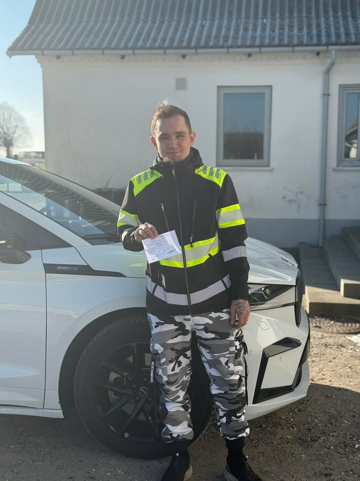 Sebastian bestod køreprøven hos Frisdal Køreskole I/S og er klar til turen til Sverige