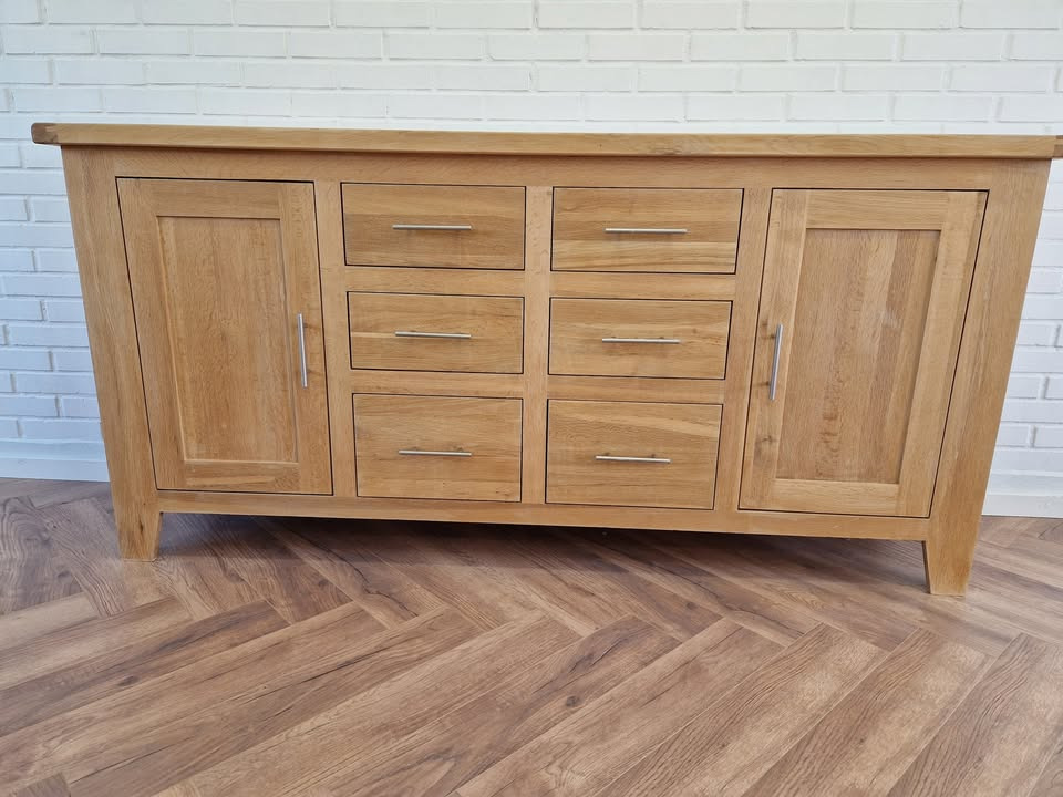 Hovelind Møbler tilbyder Provence skænk i massivt egetræ til salg