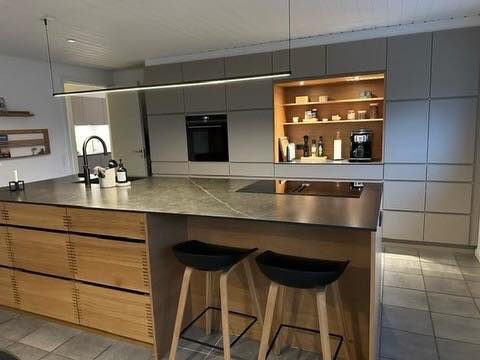 KVIK KØKKENCENTER HERNING præsenterer køkken med Oakwood-skuffer og MANO Arizona Beige fronter