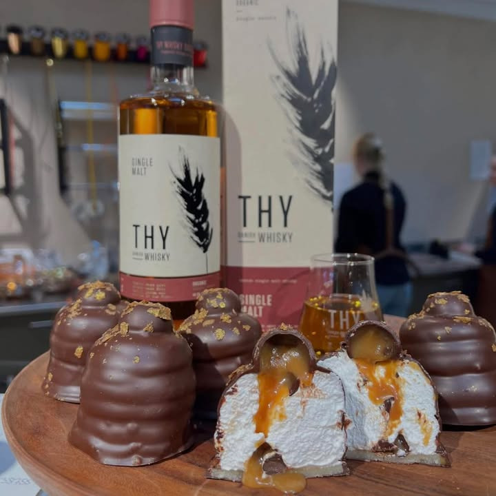 Chokolet præsenterer en flødebolle lavet til far med Thy Whisky Caramel Malt